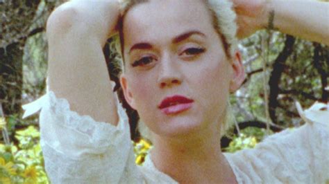 Katy Perry strips totally naked in Daisies video to show off。